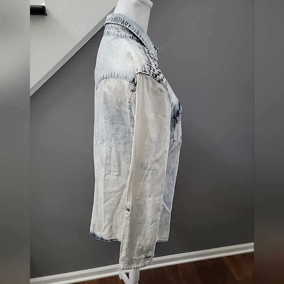 Reba Desert Road Embellished Denim Shirt Acid Wash Button Snap Western Ranch LG - Picture 4 of 7